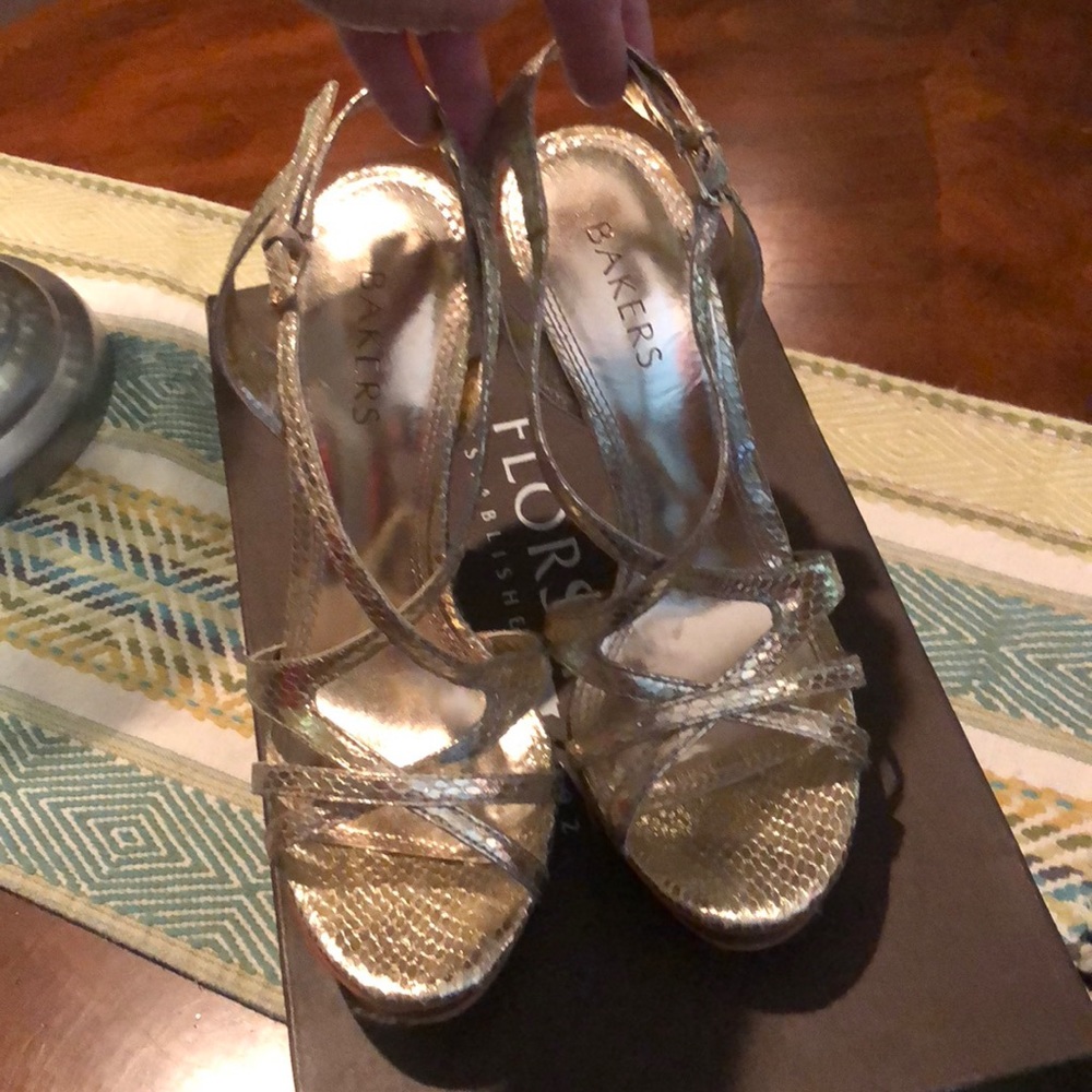 BAKERS GOLD SANDALS SZ 8